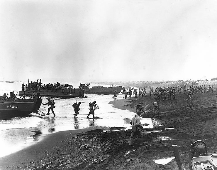 Kolejne amerykańskie oddziały docierają na Attu. 12 maja 1943 roku (domena publiczna).