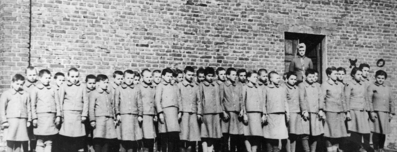 Apel małych więźniarek Kinder-KL Litzmannstadt. W drzwiach stoi Eugenia Pol (materiały prasowe).