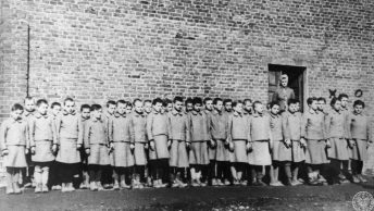 Apel małych więźniarek Kinder-KL Litzmannstadt. W drzwiach stoi Eugenia Pol (materiały prasowe).