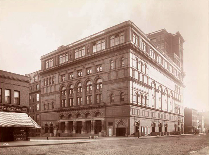 Carnegie Hall na zdjęciu z połowy lat 90. XIX wieku (domena publiczna).