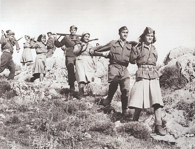 Członkowie lewicowej partyzantki ELAS. Zdjęcie z 1944 roku.