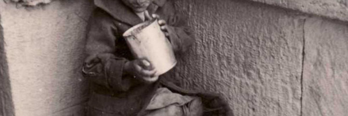 Głodujący chłopiec w Atenach. Rok 1942.