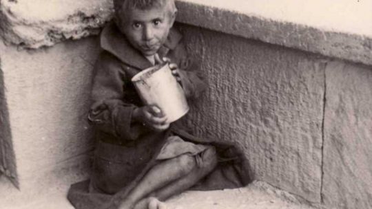 Głodujący chłopiec w Atenach. Rok 1942.