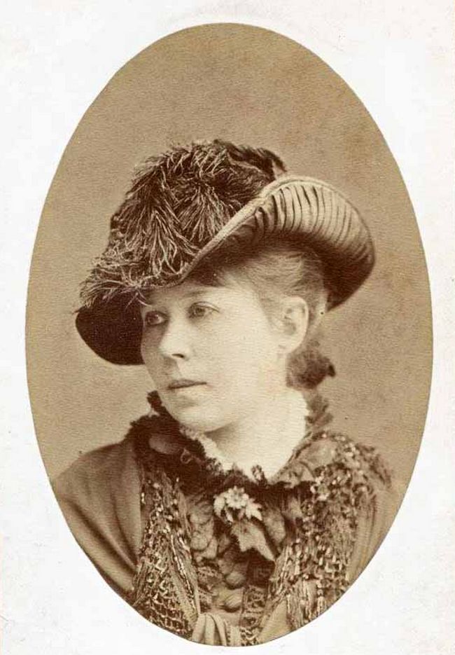 Helena zwabiła matkę na wieś twierdząc, że Jarosław Konopnicki jest umierający. Na ilustracji zdjęcie poetki wykonane przed 1890 rokiem (domena publiczna).