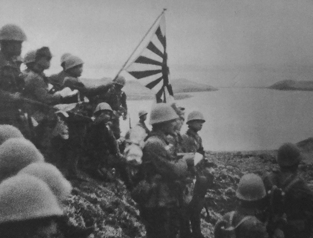 Japońscy żołnierze na wyspie Kiska. Zdjęcie z czerwca 1942 roku (domena publiczna).