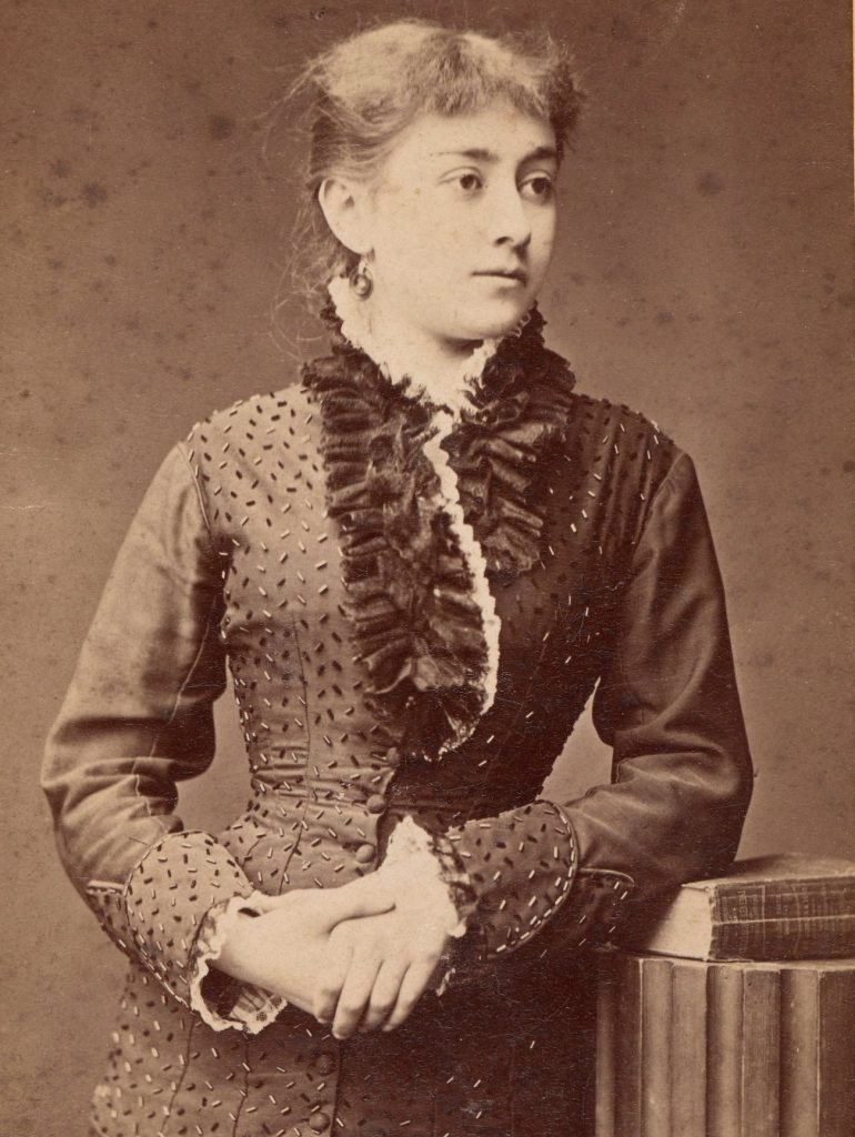 Maria Konopnicka na zdjęciu wykonanym w połowie lat 70. XIX wieku (domena publiczna).