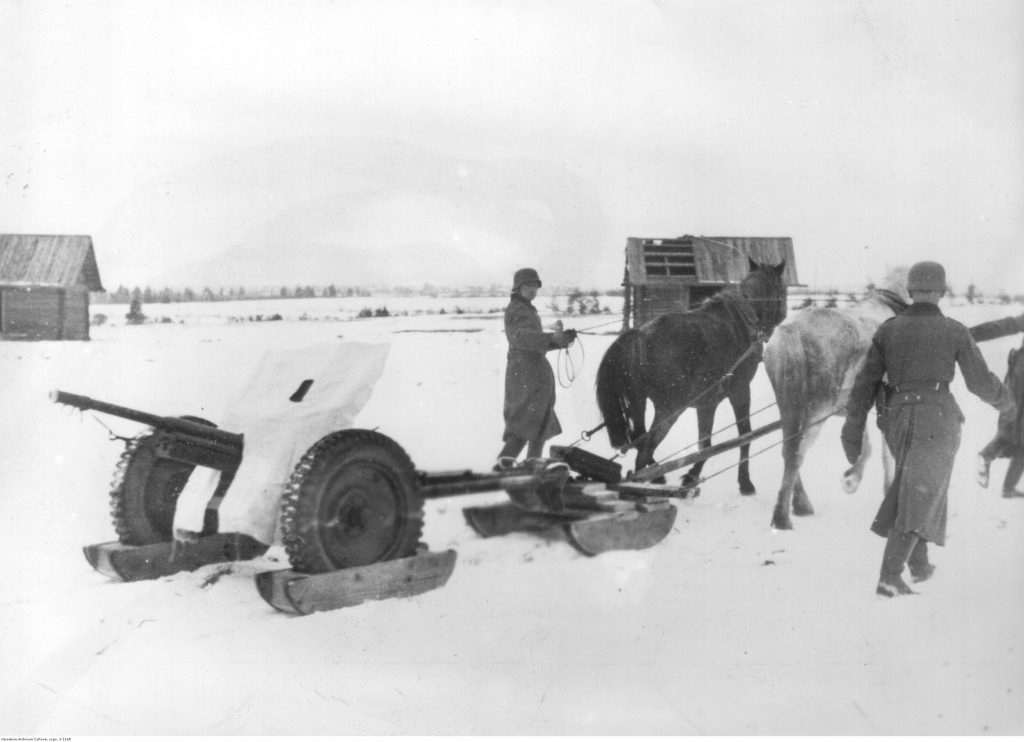 Niemiecki zaprzęg konny z działem artyleryjskim zimą na froncie wschodnim (domena publiczna).