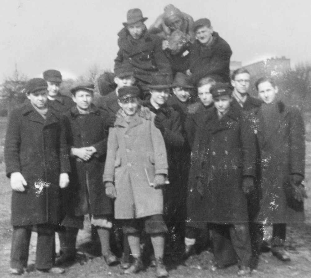 Piotr Zbigniew Łubieński wraz z kolegami ze szkoły handlowej. Zdjęcie wykonane w maju 1944 roku (materiały prasowe)