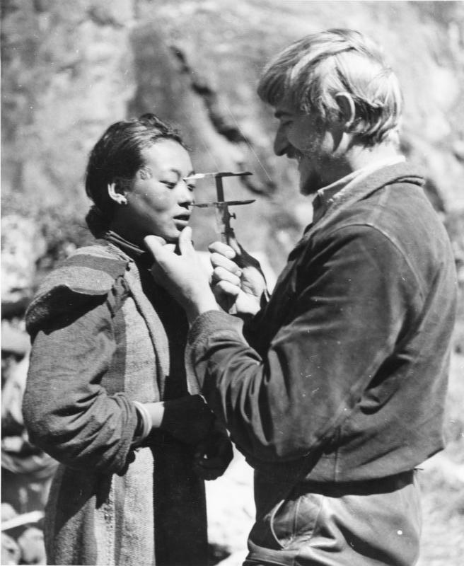 Pomiary antropologiczne podczas wyprawy Ahnenerbe do Tybetu (Bundesarchiv/Ernst  Krause/CC-BY-SA 3.0).