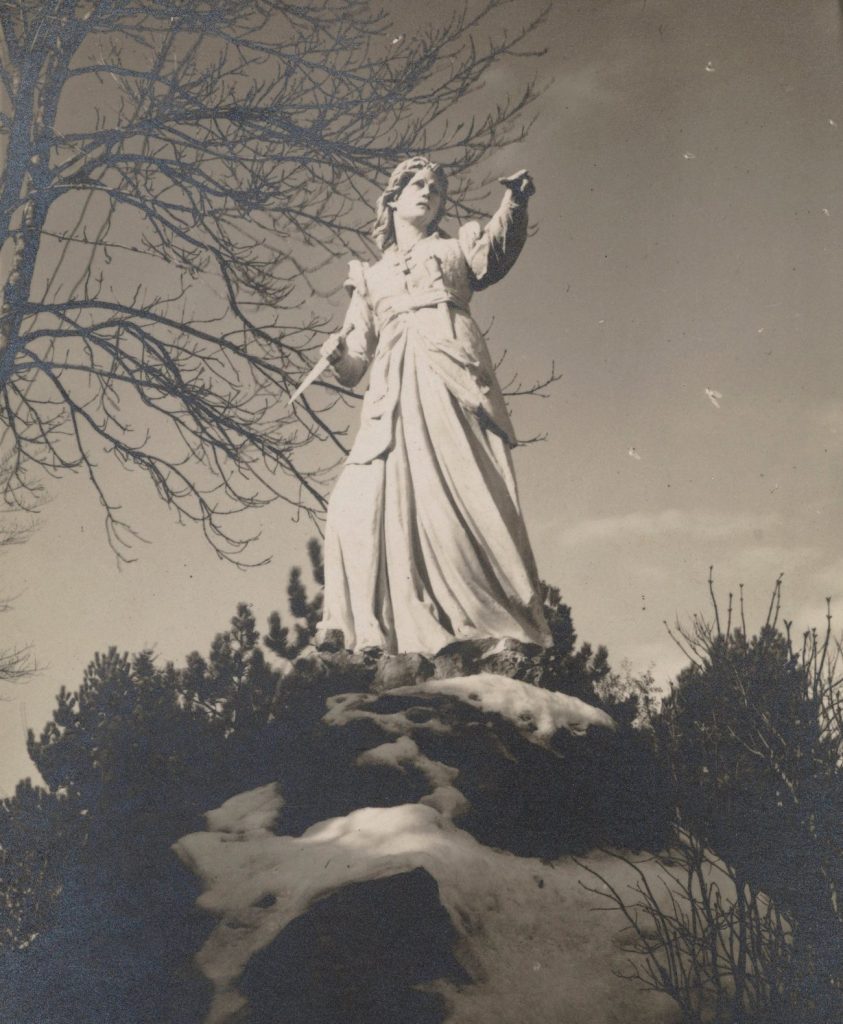 Pomnik Anny Doroty Chrzanowskiej w Trembowli na zdjęciu z okresu międzywojennego (domena publiczna).