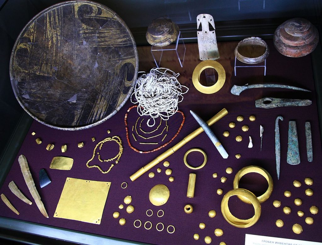 Prehistoryczne złoto na wystawie w Muzeum Archeologicznym w Warnie (ChernorizetsHrabar/CC BY-SA 4.0).