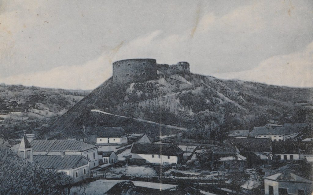 Ruiny zamku w Trembowli na zdjęciu z początku XX wieku (domena publiczna).