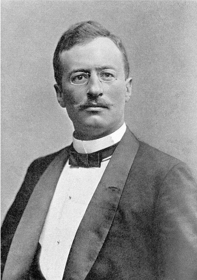 Sven Hedin na zdjęciu wykonanym przed 1910 roku (domena publiczna).