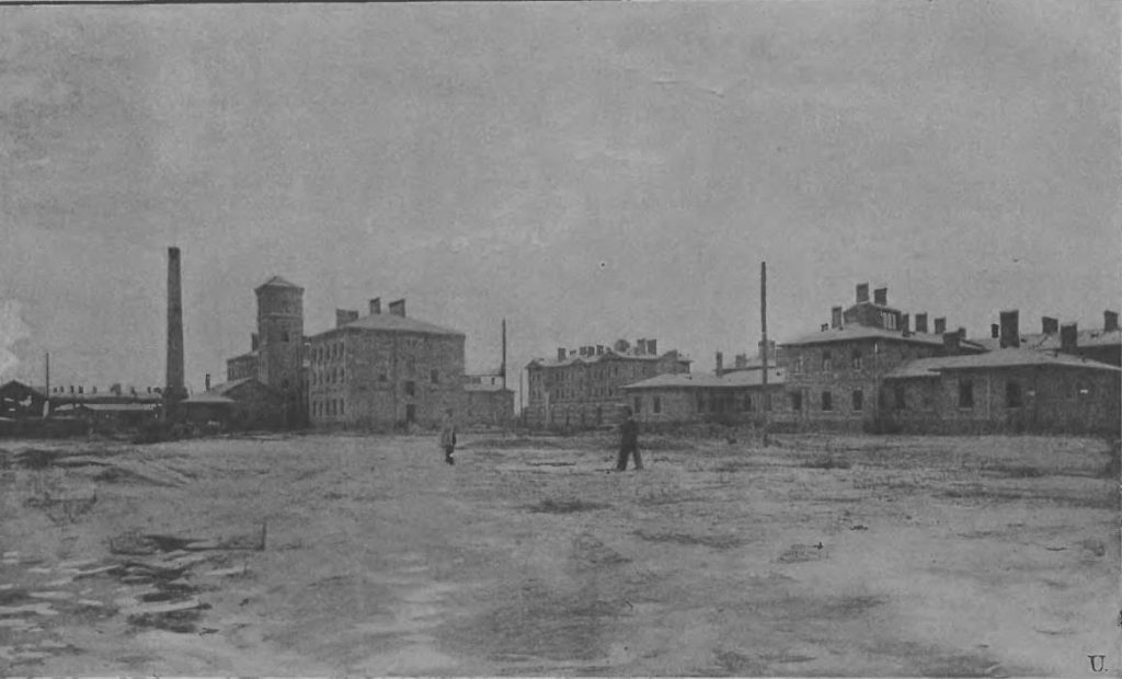 Szpital w Tworkach na zdjęciu z 1891 roku (domena publiczna).