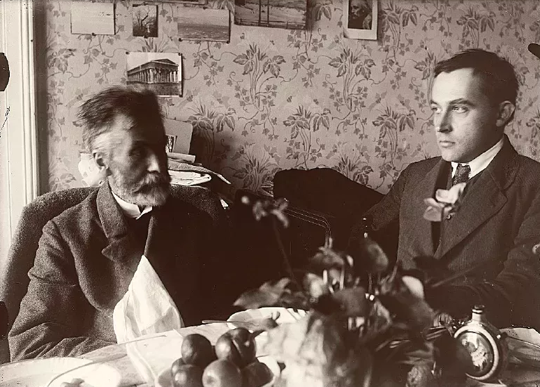 Witkacy (po prawej) ostatni raz widział ojca w grudniu 1913 roku (domena publiczna).