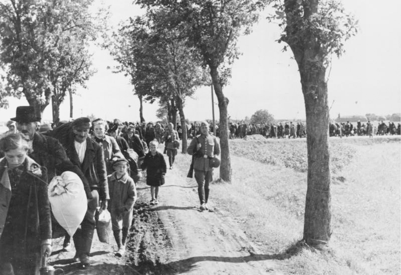Wypędzanie Polaków z Wielkopolski w 1939 roku (Bundesarchiv/Wilhelm Holtfreter/CC-BY-SA 3.0).
