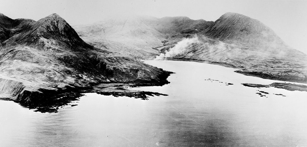 Zatoka Chichagof na zdjęciu wykonanym w maju 1943 roku (domena publiczna).