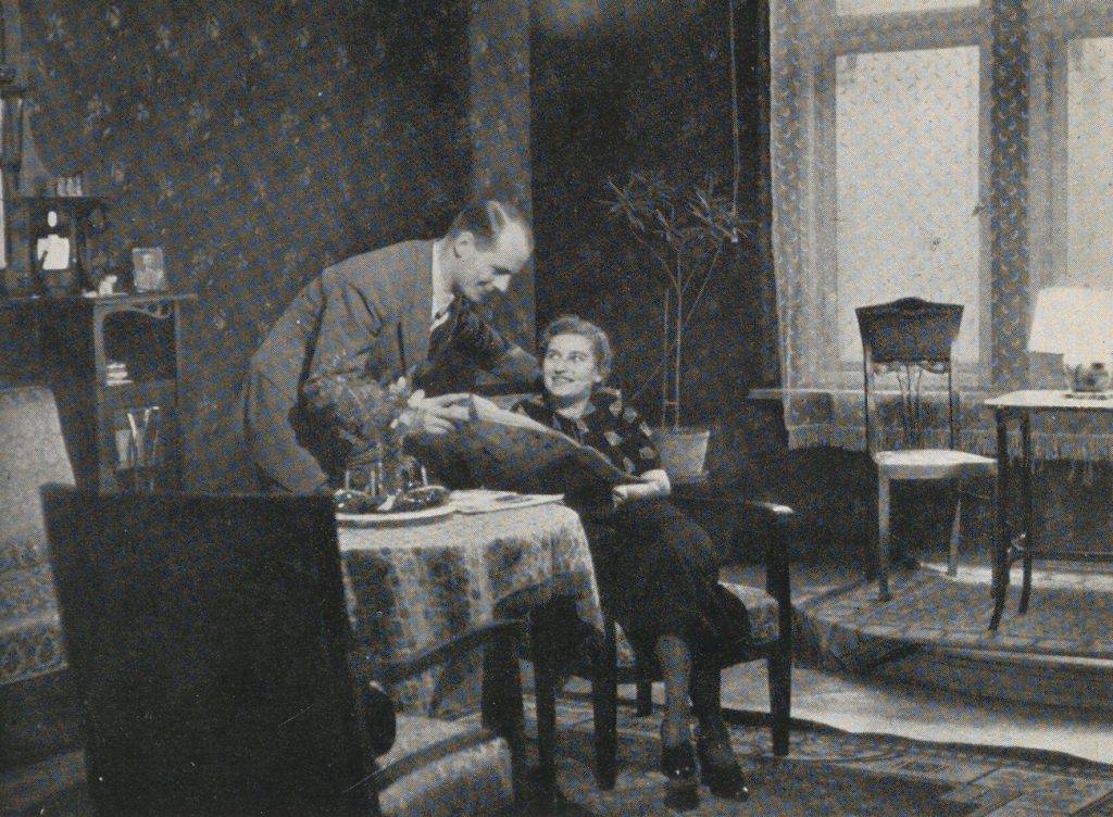 Zdjęcie propagandowe przedstawiające Niemców z Łotwy w poznańskim mieszkaniu zabranym Polakom (domena publiczna).