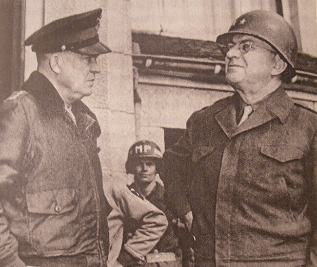Generałowie Eisenhower oraz Middleton (po prawej). Zdjęcie z około 1944 roku (domena publiczna).