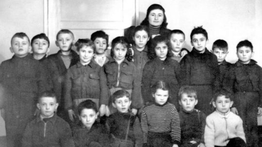 Grupa greckich dzieci, które znalazły schronienie w Polsce Ludowej.