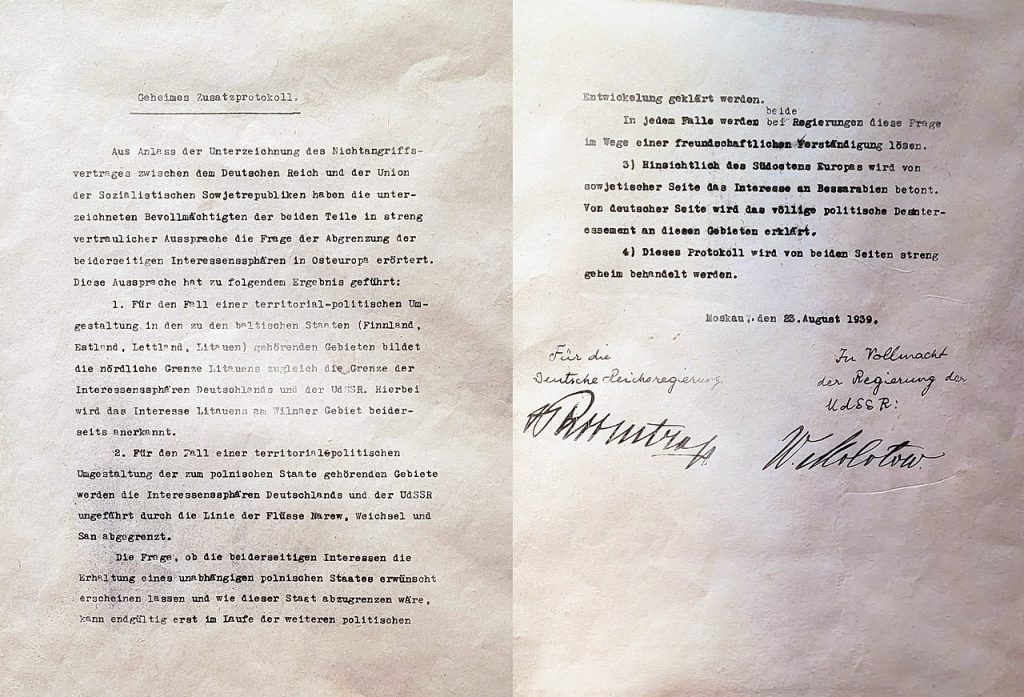 Niemiecka wersja językowa tajnego protokołu paktu między ZSRR a III Rzeszą z podpisami Ribbentropa i Mołotowa (ThoralfSchade/CC BY-SA 4.0).