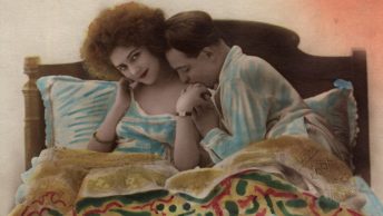 Para w łóżku na przedwojennej pocztówce