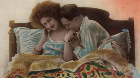 Para w łóżku na przedwojennej pocztówce