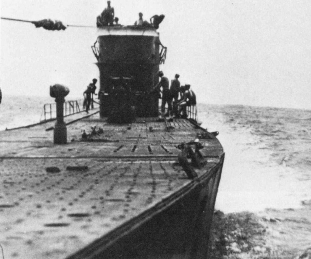 U-68 na pełnym morzu (domena publiczna).