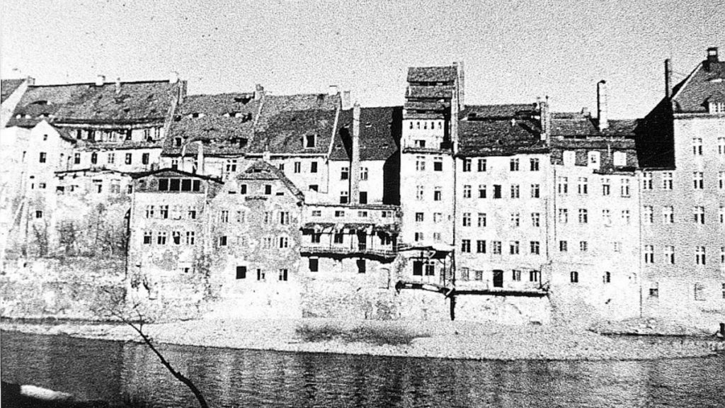 Zabudowa Zgorzelca widziana z niemieckiego brzegu rzeki. Zdjęcie z lat 50. XX wieku