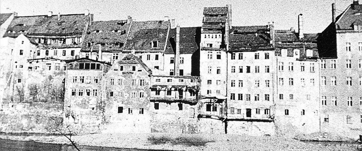 Zabudowa Zgorzelca widziana z niemieckiego brzegu rzeki. Zdjęcie z lat 50. XX wieku