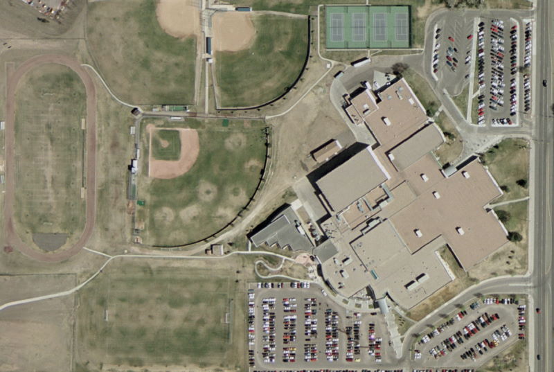 Zdjęcie lotnicze Columbine High School z 2002 roku.