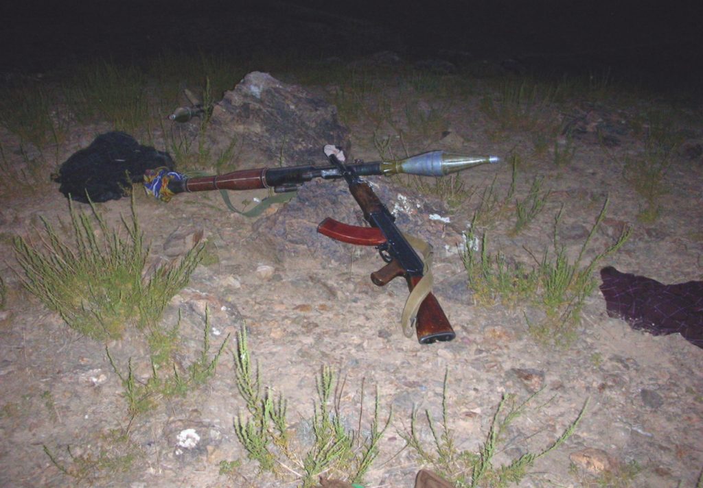 Część broni porzuconej przez talibów tamtej nocy. 