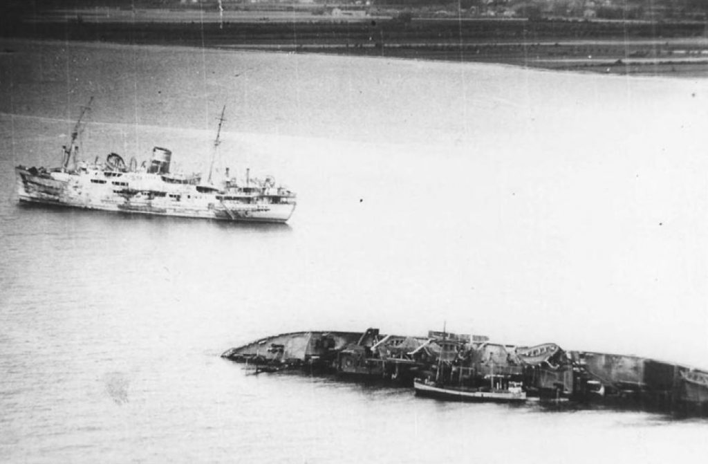 "Cap Arcona" i "Thielbek" po ataku samolotów RAF-u (domena publiczna).