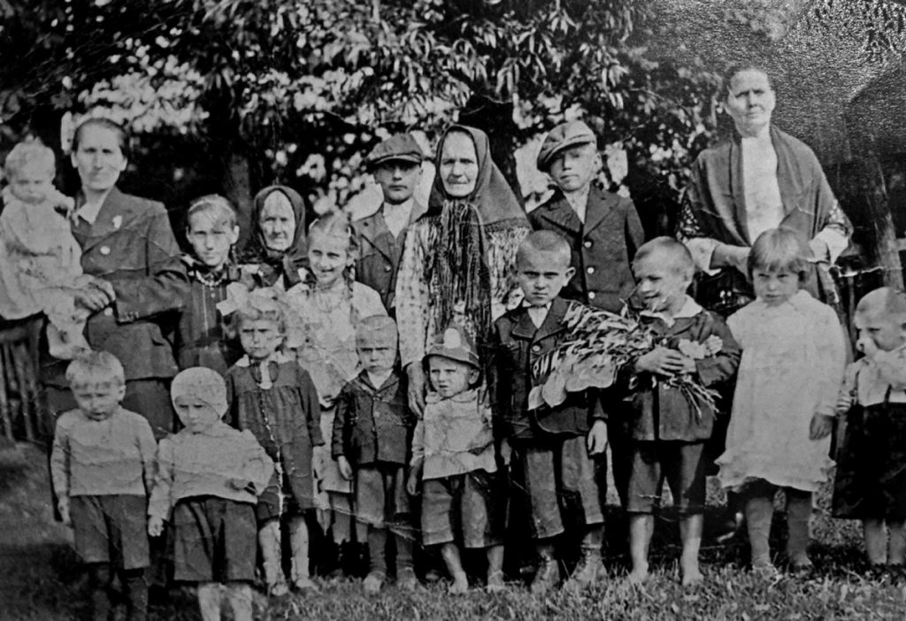 Franciszka Kulig (pierwsza od lewej) na zdjęciu wraz z rodziną i sąsiadami. Okres międzywojenny (archiwum rodzinne/materiały prasowe).