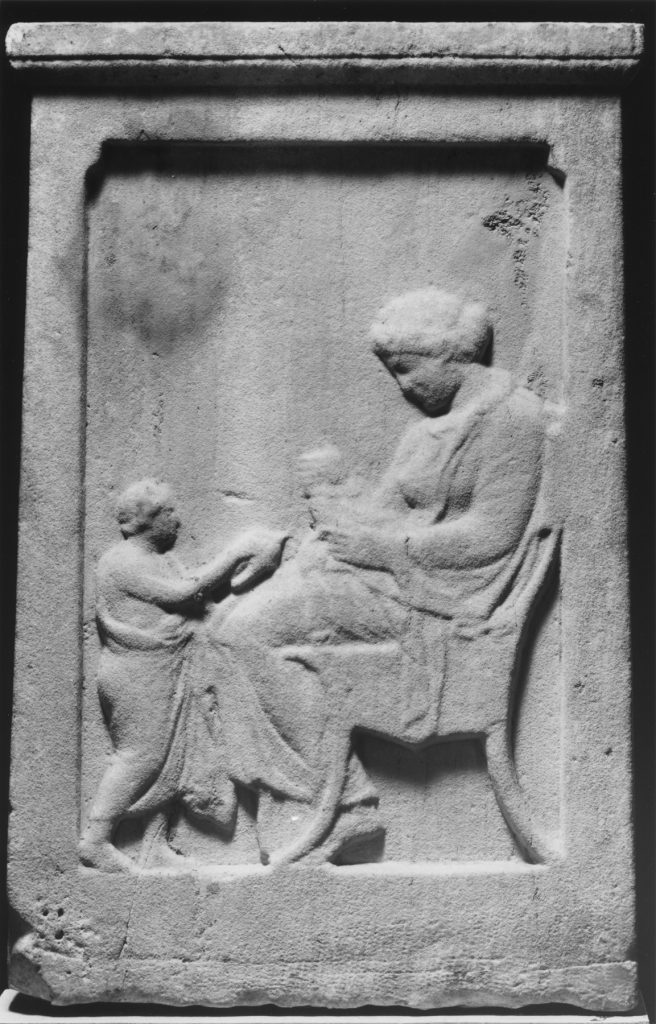 Grecka stellna nagrobna z V wieku p.n,e. przedstawiająca kobietę z niemowlęciem na rękach (domena publiczna).