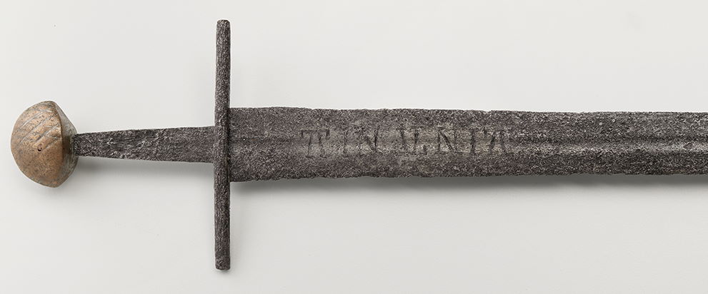 Inskrypcja na mieczu z XII wieku w zbiorach Szwajcarskiego Muzeum Narodowego.