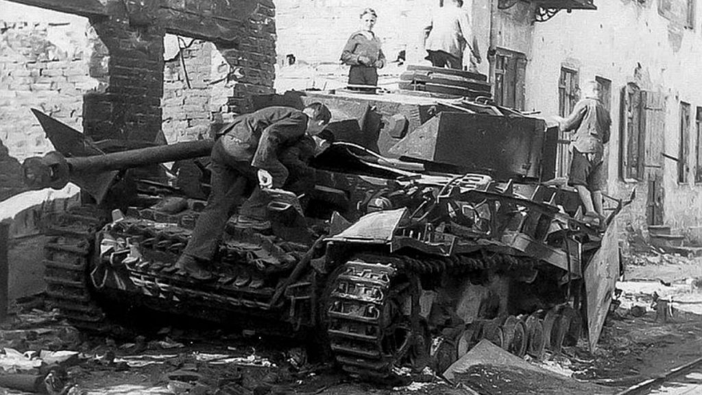 Jeden z niemieckich czołgów Pz.Kpfw IV zniszczonych przez powstańców.