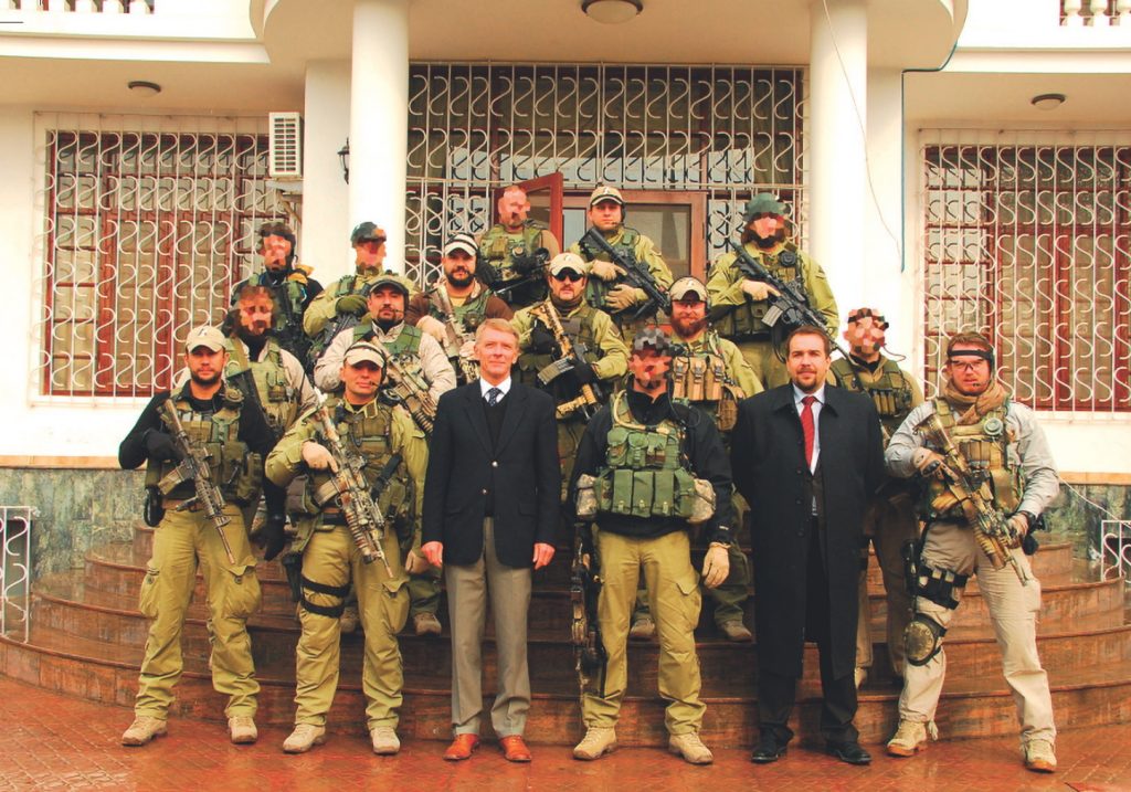 Naval (stoi w środku) i jego koledzy z oddziału podczas misji w Afganistanie.