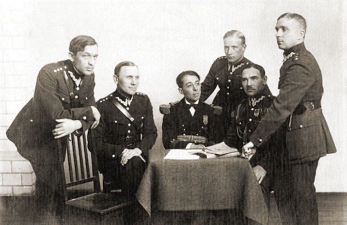 Oficerowie Biura Szyfrów na zdjęciu z lat 20. Pierwszy od prawej Maksymilian Ciężki (domena publiczna).