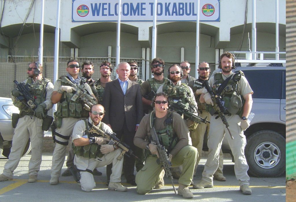 Operatorzy GROM-u i pilnowany przez nich szef MON Aleksander Szczygło. Naval na pierwszym planie po lewej. Afganistan 2007.