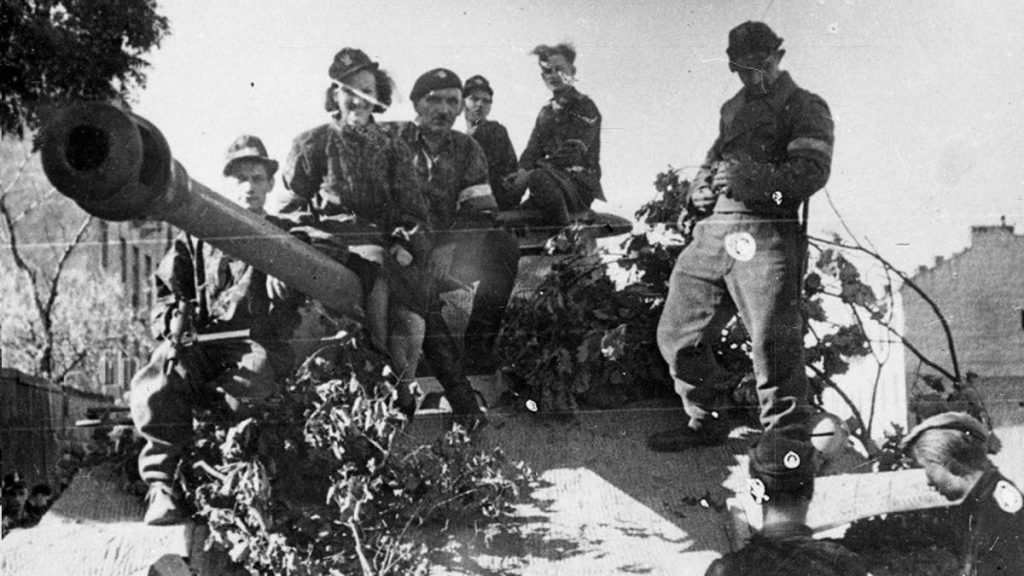 Powstańcy warszawscy na zdobycznym czołgu. 2 sierpnia 1944 roku.