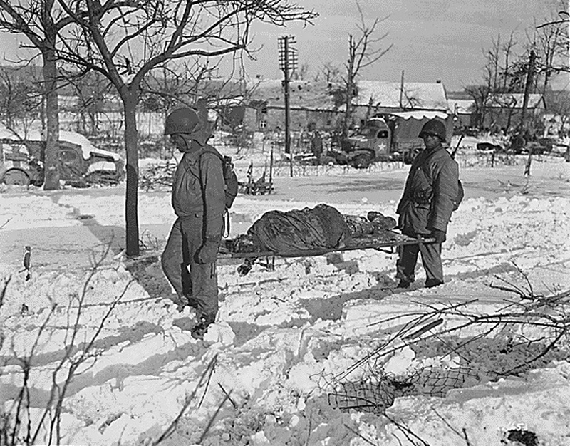 Trasport ciał ofiar Masakry do Malmedy na autopsję. 14 stycznia 1945 roku (domena publiczna).