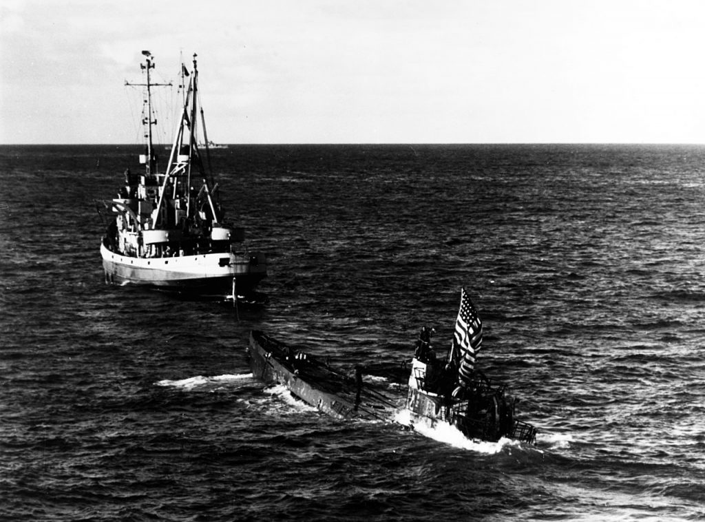 Zdobyczny U-505 holowany przez USS "Abnaki". Zdjęcie wykonane 4 czerwca 1944 roku (domena publiczna).