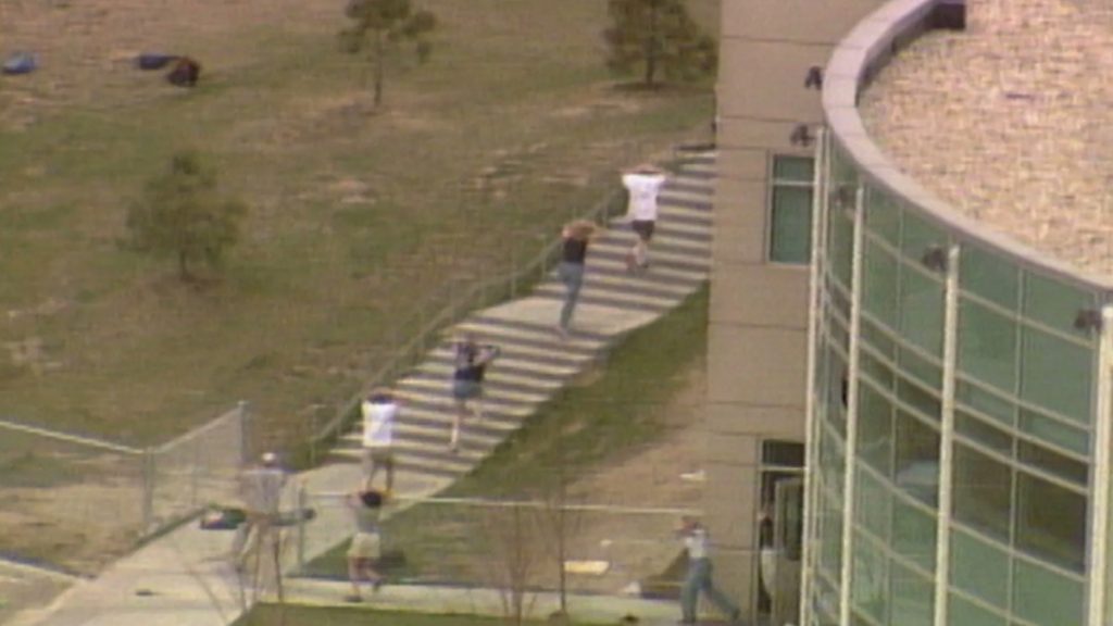 Uczniowie liceum w Columbine uciekający przed strzałami w dniu masakry
