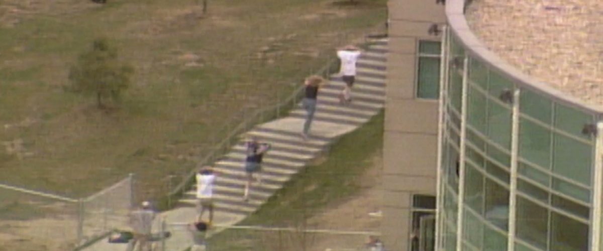 Uczniowie liceum w Columbine uciekający przed strzałami w dniu masakry