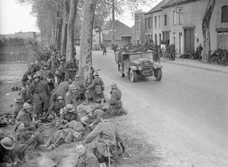 Belgijscy żołnierze odpoczywający na skraju drogi. Zdjęcie z maja 1940 roku (domena publiczna).