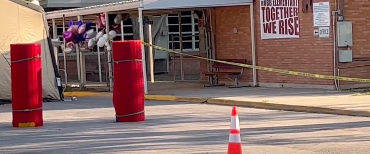 Budynek szkoły podstawowej Robb Elementary kilka dni po strzelaninie