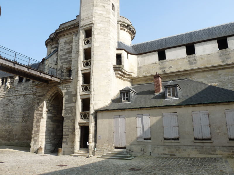 Château de Vincennes. Widok dziedzińca wewnętrznego w 2012 roku