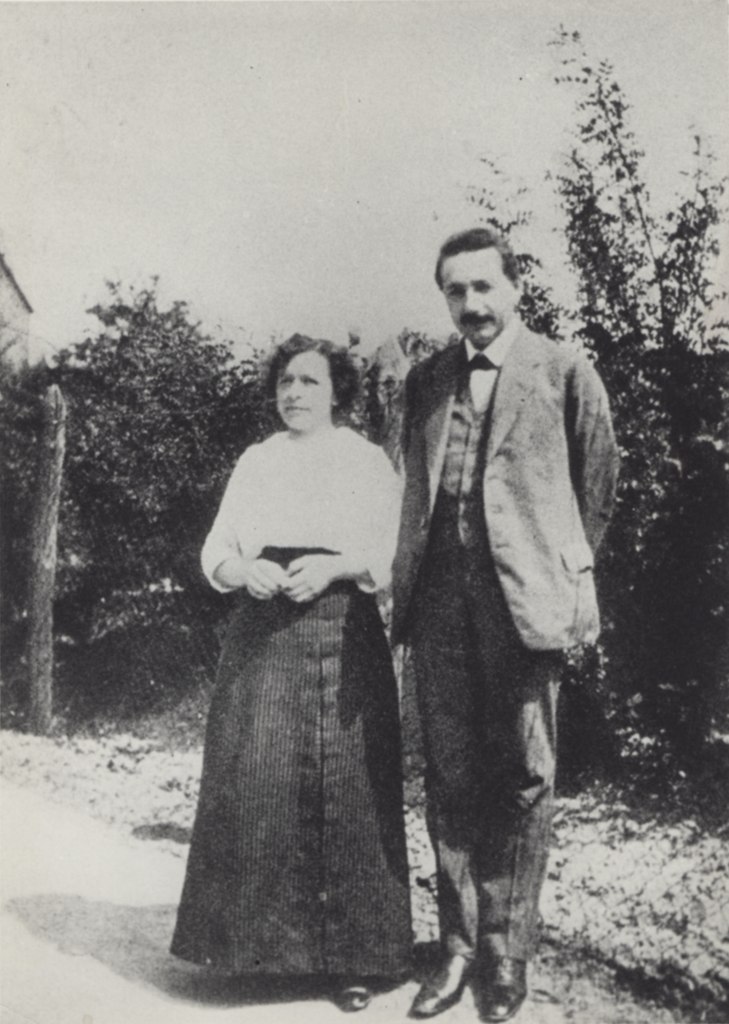 Einstein i Mileva na zdjęciu wykonanym w 1905 roku (domena publiczna).