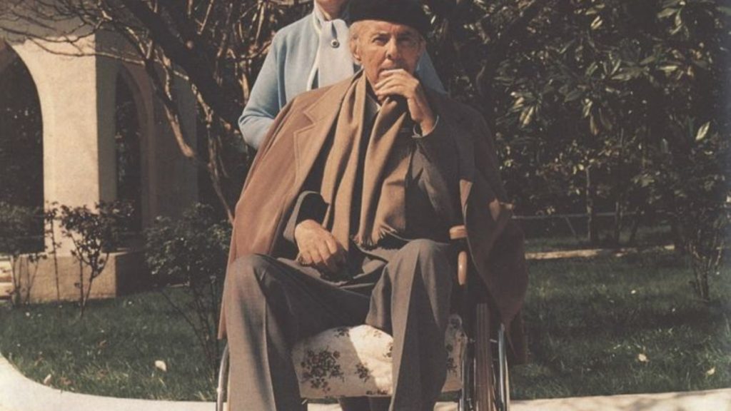 Enver Hoxha na wózku inwalidzkim, niedługo przed śmiercią